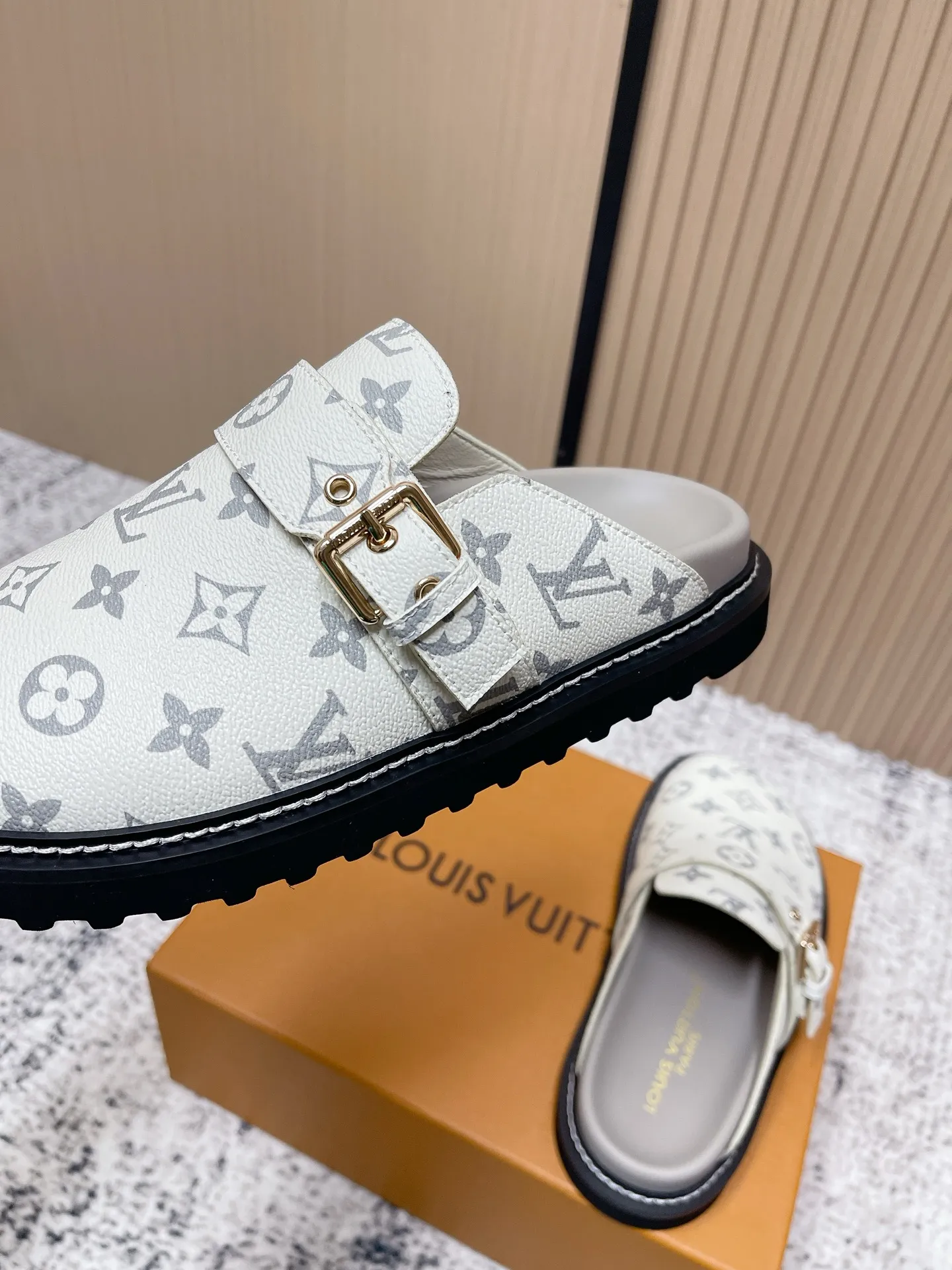 [L Family] P: 460💰 Size: 35-46 (female 40.41, male 45 46 custom-made) Top version Louis vuitton Lv new couple Birkenstock slippers. Cute and cute, not too good on the feet. Simple and high-end slingback design. Ready to wear and go. Good news for lazy people. Imported cowhide leather upper/imported old calico. Original hardware buckle, original molded high-density foam outsole.